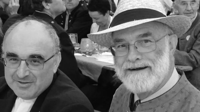Der verstorbene Pfarrer Siegfried Gödl (rechts) mit Bischof Wilhelm Krautwaschl