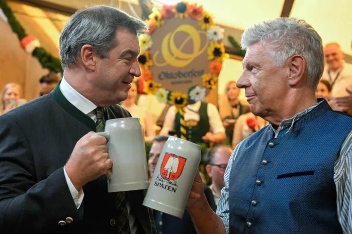 Bayerns Ministerpräsident Markus Söder und Münchens Oberbürgermeister Dieter Reiter prosten auf ein gutes Fest an.