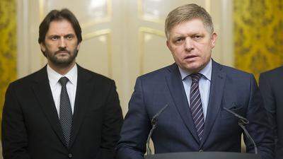 Innenminister Robert Kalinak (links, hier im Bild mit Ministerpräsident Fico) will mit seinem Rücktritt &quot;die Stabilität erhalten&quot;. 