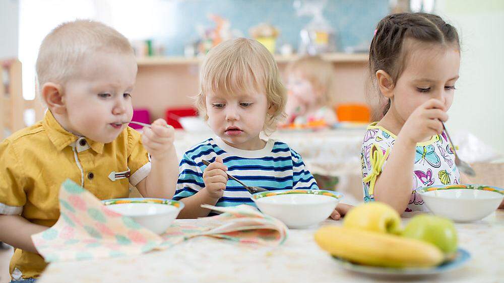 Die Kindergartenbeiträge verringern sich, das Essen und der Bastelbeitrag bleiben gleich