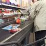 Ein älterer Herr an der Supermarktkasse | An der Supermarktkasse entbrannte der Streit