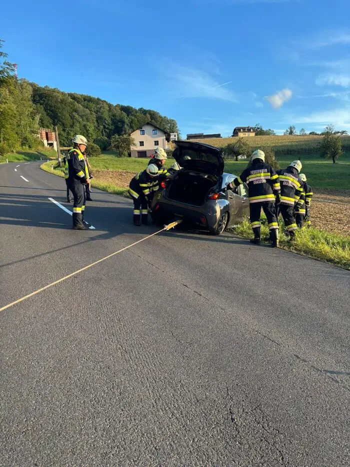 Mittels Seilwinde wurde das Fahrzeug geborgen