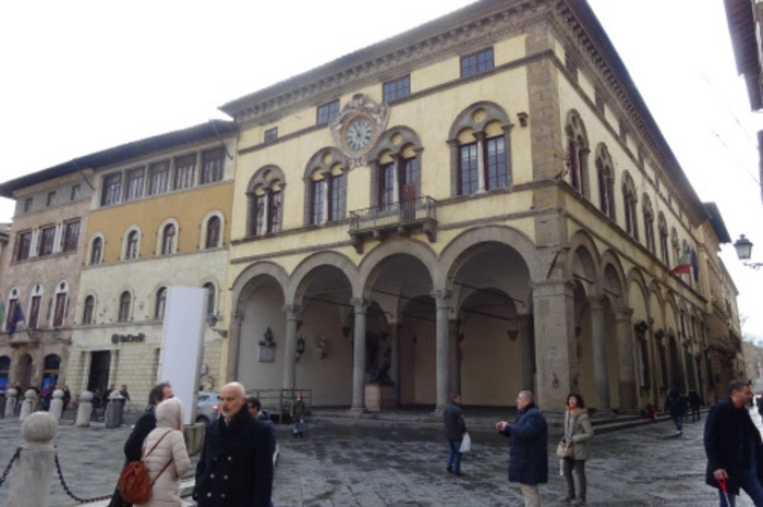 Die Piazza San Michele, der alte römische Marktplatz, besticht durch seine Architektur.
