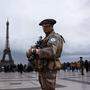 Schwer bewaffnete Soldaten vor dem Eiffelturm gehören bereits zum Stadtbild von Paris