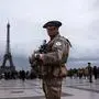 OpÈration Sentinelle in Paris, France - 21 Oct 2023 A French military man from Operation Sentinelle guards the Trocadero area in front of the Eiffel Tower, crowded with tourists, as France is on high alert for terrorism due to the Palestinian-Israeli conflict. Dozens of French military and police are deployed throughout Paris because of multiple bomb threats. Paris France Copyright: xXimenaxBorrazasx/xSOPAxImagesx XBORRAZAS_001 OpeÌration Sentinelle