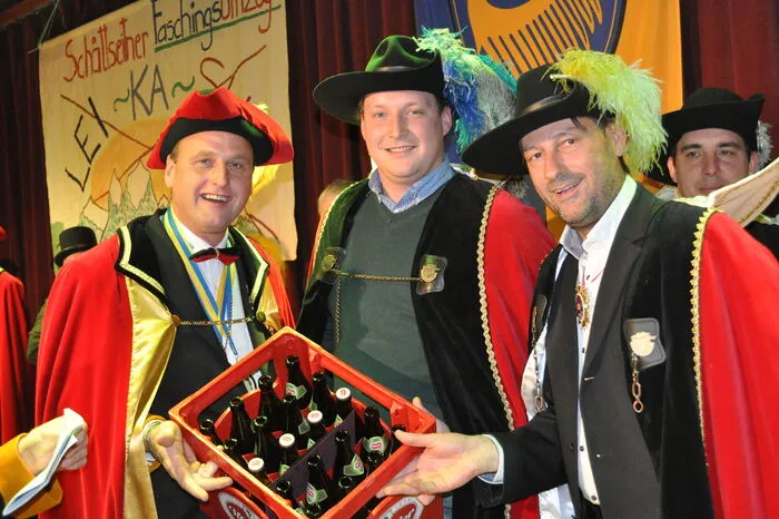 Die Spittaler Gilde mit Kanzler Peter Schober und Oskar Dörfler stellten sich mit einer leeren Kiste Bier als Geschenk ein.