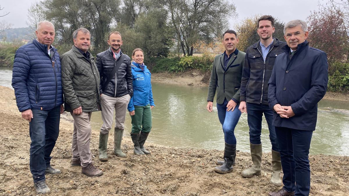 Manfred Promitzer vom Wasserverband Flussraum Raab, Kirchbergs Bürgermeister Helmut Ofner, Gewässerökologe Günter Parthl, Katharina Schüssler von der Abteilung 14 des Landes, Baubezirksleiter Markus Pongratz, Stefan Zach, Leiter  Fachbereich Flussbau, und Regionalvorsitzender und Landtagsabgeordneter Franz Fartek (v.l.) 