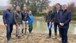 Manfred Promitzer vom Wasserverband Flussraum Raab, Kirchbergs Bürgermeister Helmut Ofner, Gewässerökologe Günter Parthl, Katharina Schüssler von der Abteilung 14 des Landes, Baubezirksleiter Markus Pongratz, Stefan Zach, Leiter  Fachbereich Flussbau, und Regionalvorsitzender und Landtagsabgeordneter Franz Fartek (v.l.) 