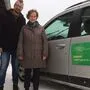 Regiotaxi-Chauffeur Bernhard Gradischnig mit dem 5000. Fahrgast Maria Kropiunik