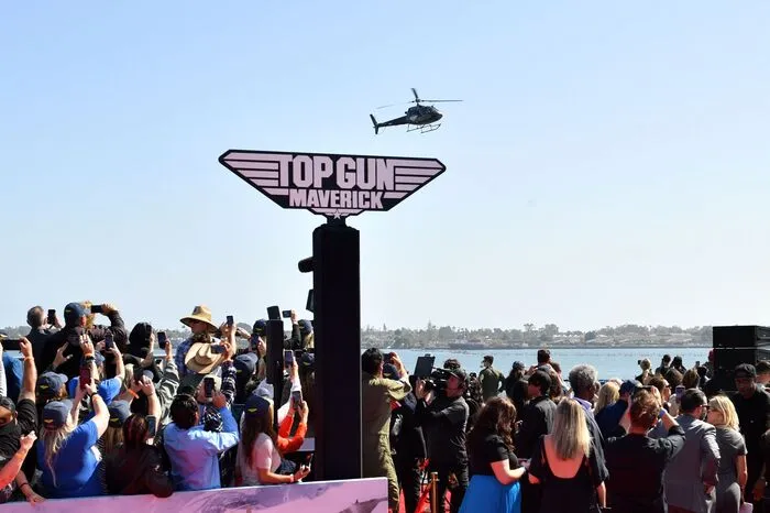 Hauptdarsteller Tom Cruise, für den der Film "Top Gun" einer der wichtigsten seiner Karriere war, spielt auch in der Neuauflage den  früheren Kampfpiloten Pete "Maverick" Mitchell, der inzwischen als Fluglehrer arbeitet. Zur Premiere gab Cruise selbst den Helikopter-Piloten.