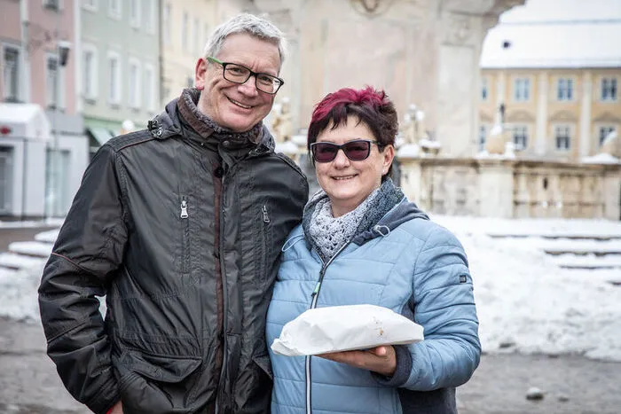„Mehr kleine und besondere Geschäfte, für die es sich lohnt, die Innenstadt aufzusuchen, bringen die Menschen wieder nach St. Veit“, sagen Otto (58) und Elisabeth Pirker (57). Auch die Ausdehnung des Bauernmarktes am Nachmittag oder Rathausveranstaltungen auf den Hauptplatz zu verlegen wären ihre Ideen für Frequenzerhöhung.
