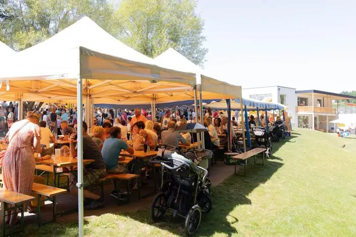 Zahlreiche Gäste waren zur Eröffnungsfeier gekommen.