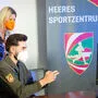Verteidigungsministerin Klaudia Tanner mit E-Sportler Fabio Özelt 
