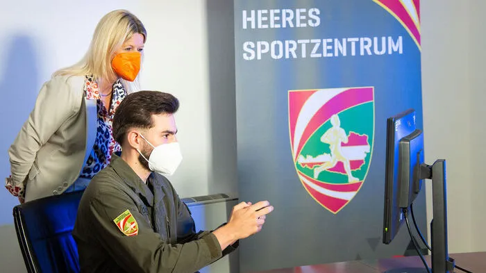 Verteidigungsministerin Klaudia Tanner mit E-Sportler Fabio Özelt
