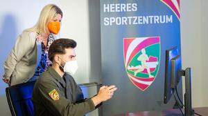Verteidigungsministerin Klaudia Tanner mit E-Sportler Fabio Özelt 