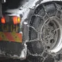 Beim Abmontieren von Schneeketten wurde ein Lkw-Lenker von einem Auto erfasst