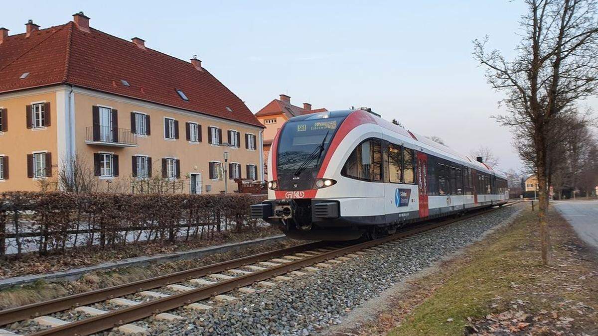 Auf der S 61 in Deutschlandsberg kollidierte ein Zug mit einem Pkw (Sujet)