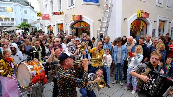 Die Parade im Vorjahr | Ganz Lienz auf den Beinen: Olala zieht durch die Stadt