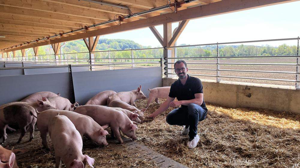 Landwirt Peter Pucher hat seinen Schweinestall klimafit umgerüstet.