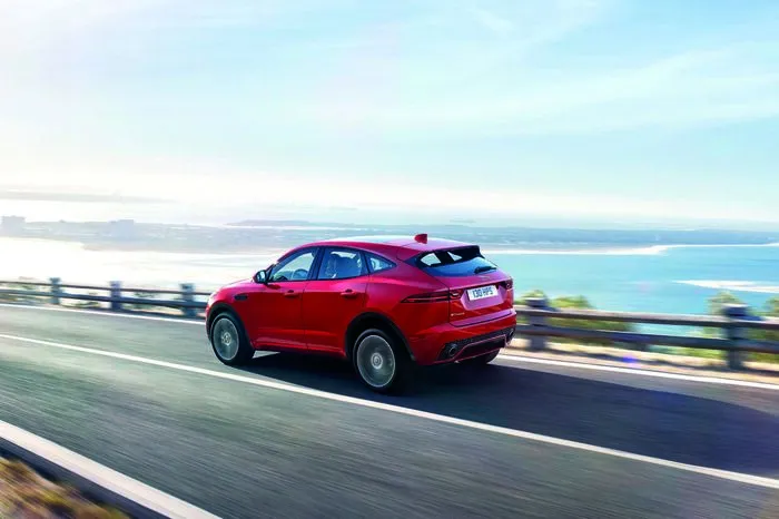 Unter der Haube arbeiten ausschließlich 2-Liter-Vierzylinder-Motoren: Als Top-Aggregat fungiert der 300 PS starke Turbobenziner, der den E-PACE in nur 6,4 Sekunden von 0 auf 100 km/h beschleunigt.