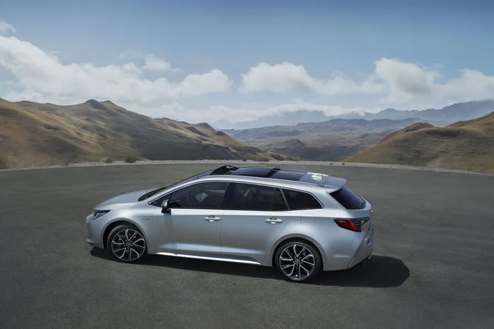 Während sie im März noch die dritte Auflage des Auris ins Rampenlicht gestellt haben, wird in Paris die Kombiversion namens Touring Sports bereits wieder unter dem bewährten Namen firmieren. Kurzum: Der Corolla ist also wieder da.
