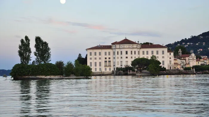 Die Isola Bella (deutsch: schöne Insel) ist eine Insel im Lago Maggiore. Der Palazzo Borromeo (Bild) und seine Gärten sind ein Schmuckstück barocker Kunst, die - einem großen Schiff gleichend - durch das Wasser des Lago Maggiore gleiten. Die ganze Reportage lesen Sie hier.