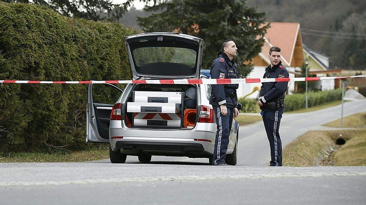 Die Polizei riegelte den Tatort in Maierhofen weiträumig ab.