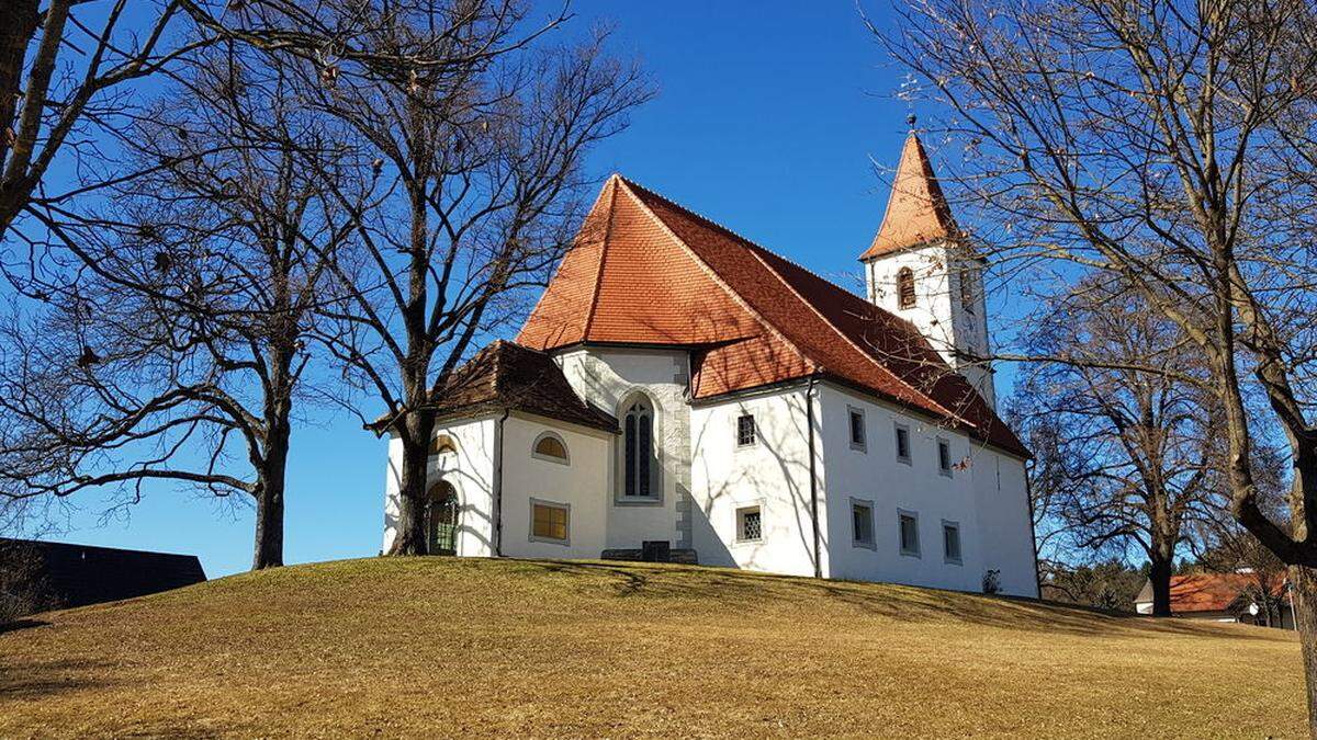 Die Kirche ist dem Hl. Sebastian geweiht, dem Schutzpatron gegen Pest und Seuchen