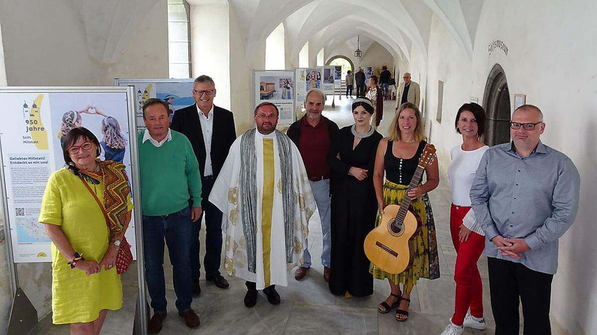 Projektpartner Gerti Baumberger, Johann Schuster, Heribert Dertnig, Slawomir Czulak, Bernhard Zlanabitnig, Carolin Berger, Ulrike Kofler im Millstätter Dirndl, Claudia Striednig und Rene Leinthaler