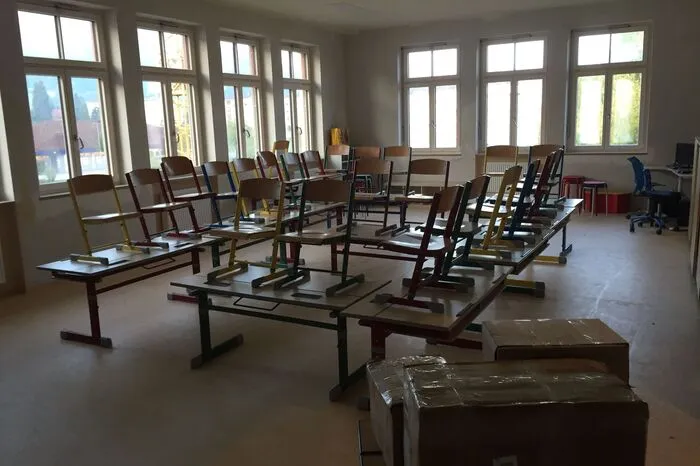 Zwei neue Klassenzimmer - zwar noch nicht ausgemalt - aber voll eingerichtet