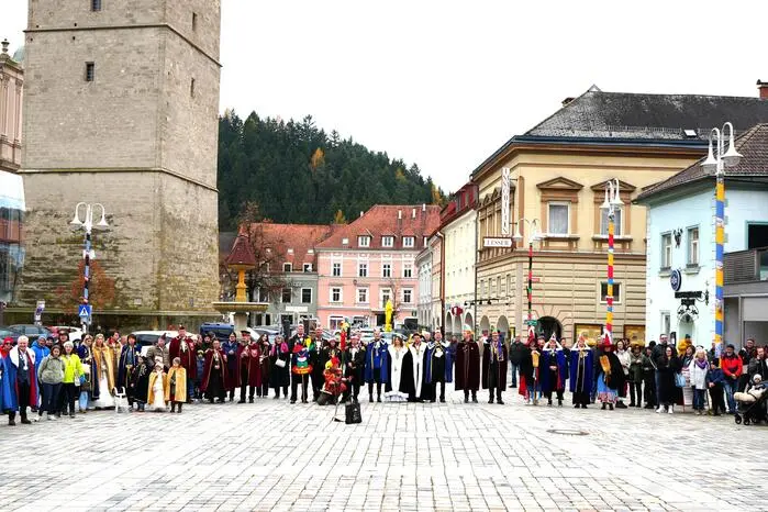 Am Hauptplatz eingefunden haben sich Garden und Gilden aus Judenburg, Fohnsdorf, Spielberg, Zeltweg, Knittelfeld, Murau, St. Blasen, Gaishorn, Leoben, Krieglach, Mürzzuschlag und Weiz.