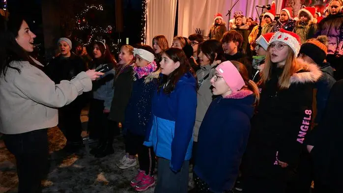 Mit zahlreichen Besucherinnen und Besuchern wurde am Hauptplatz das Zeltweger Adventdorf feierlich eröffnet
