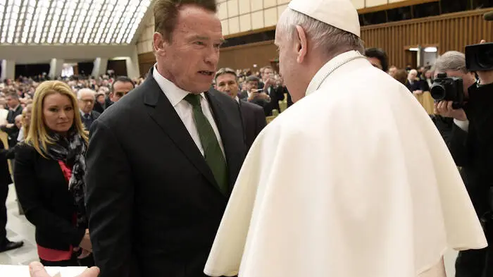 Arnold Schwarzenegger trifft Papst Franziskus am Ende der wöchentlichen Generalaudienz im Vatikan am 25. Januar 2016. Der US-Schauspieler und ehemalige Gouverneur von Kalifornien bot dem Papst das Buch „Kalifornien, dieses goldene Land der Verheißung“ an.
