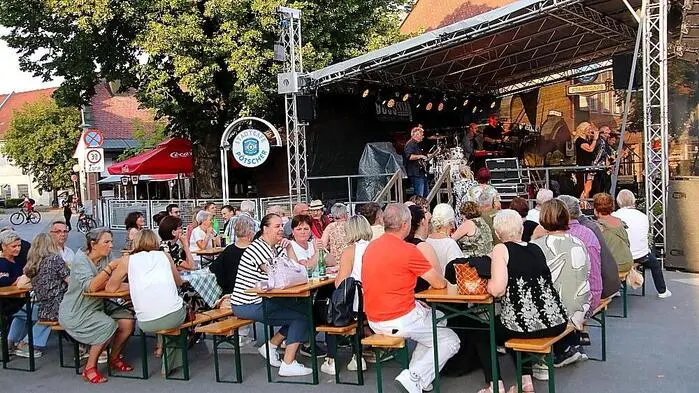 Der Rathausplatz in Köflach war am vergangenen Freitag, einem herrlichen Sommerabend, wieder voll besetzt, als zur dritten Veranstaltung des Musiksommers 2026 geladen wurde. 