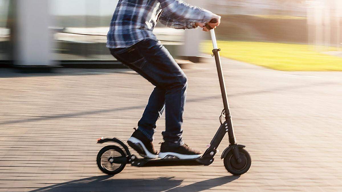 Schwer verletzt wurde ein Bub bei einem Sturz mit seinem E-Scooter