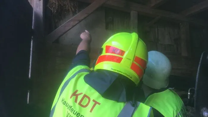 Harald Geissler (links), Kommandant der Hauptfeuerwache Villach, beim Lokalaugenschein