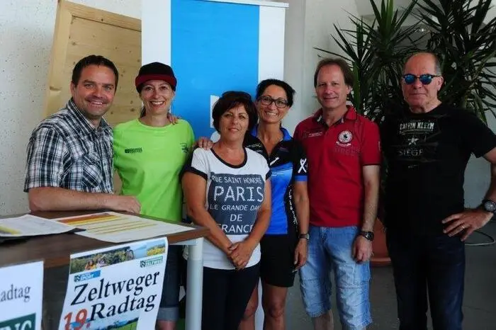 Am Nachmittag, als alle wieder im Sportzentrum eintrafen, gab es bei Gegrilltem und kühlen Getränken eine Radlerparty.