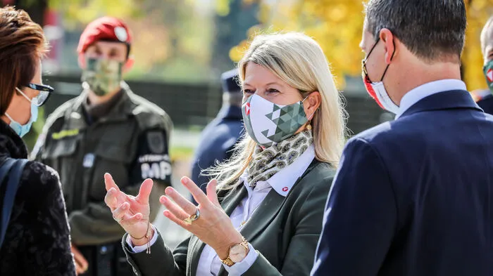 Im Beisein von Verteidigungsministerin Klaudia Tanner ...