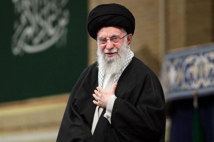 Bei Ali Khamenei, dem obersten Führer des Iran, laufen alle Fäden zusammen. Er baut auf regionale Verbündete wie die Hisbollah oder die Houthis im Jemen