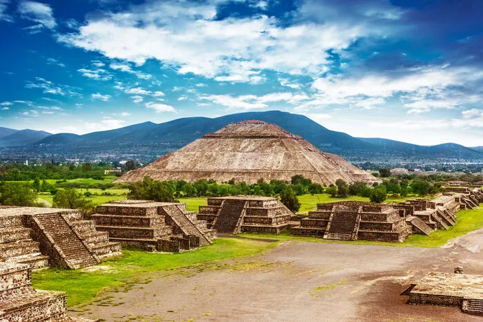 Glatte Stufen führen auf die Mondpyramide, oben angelangt, schweift der Blick über die „Straße der Toten“ bis zur Sonnenpyramide: Als die Azteken Teotihuacán fanden, war es bereits eine Ruinenstadt. Schon vor über 2500 Jahren entstand hier eine Siedlung, bis heute ranken sich Rätsel um sie. Ausflüge lassen sich in Mexiko-Stadt buchen. Ein Führer, der über die alte Götterwelt zu berichten weiß, lohnt.