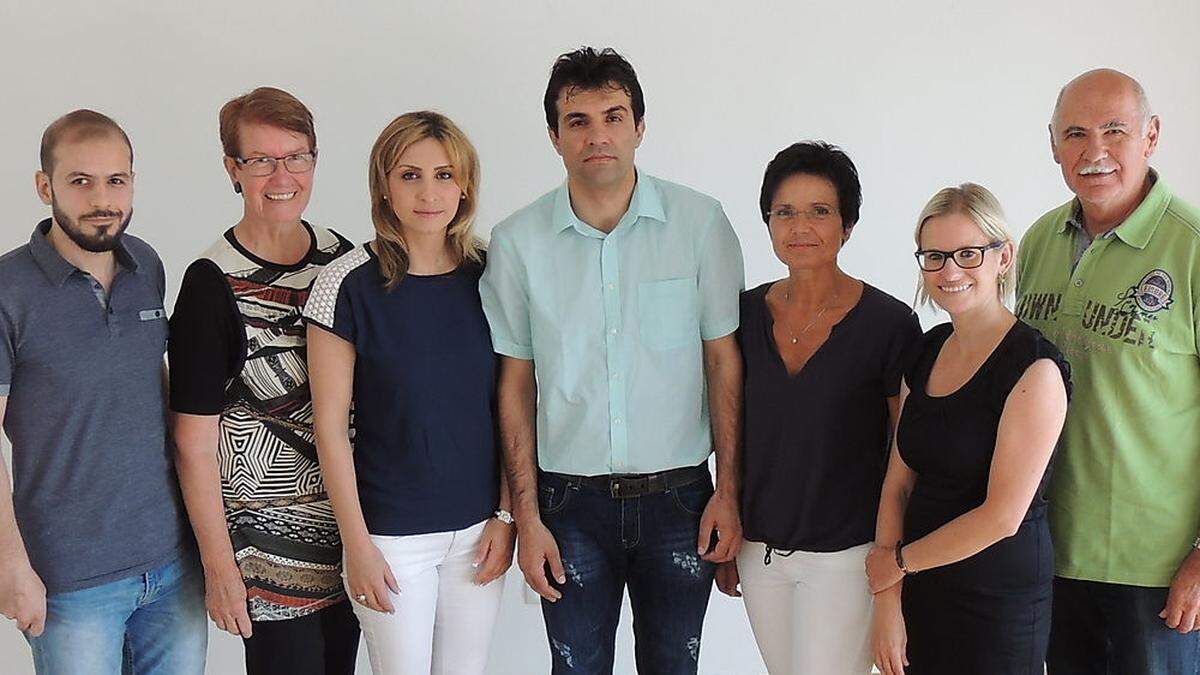 Ziehen nach einem Jahr Bilanz: Shadi Bathish, Waltraud Gsöls, Anna Grigorian (Caritas-Regionalbetreuerin), Farid Ahmad Farahmand, Andrea Descovich, Bettina Kuplen und Rudi Kulovic