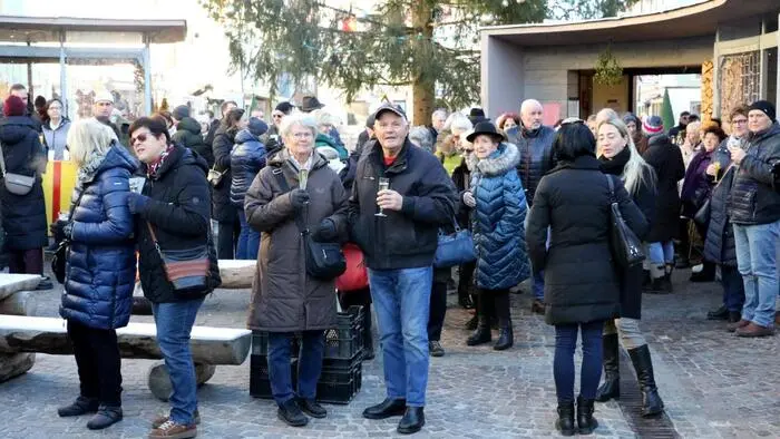 Um das alte Jahr gemütlich bei einem Glas Sekt mit Musik ausklingen zu lassen wird schon seit Jahrzehnten in der Bezirkshauptstadt St. Veit am letzten Tag des Kalenderjahres zum Silvesterempfang geladen. Auch heute am 31. Dezember hatte sich nicht nur die St. Veiter Bevölkerung anlässlich der Einladung von Bürgermeister Martin Kulmer Richtung Stadtzentrum aufgemacht. 