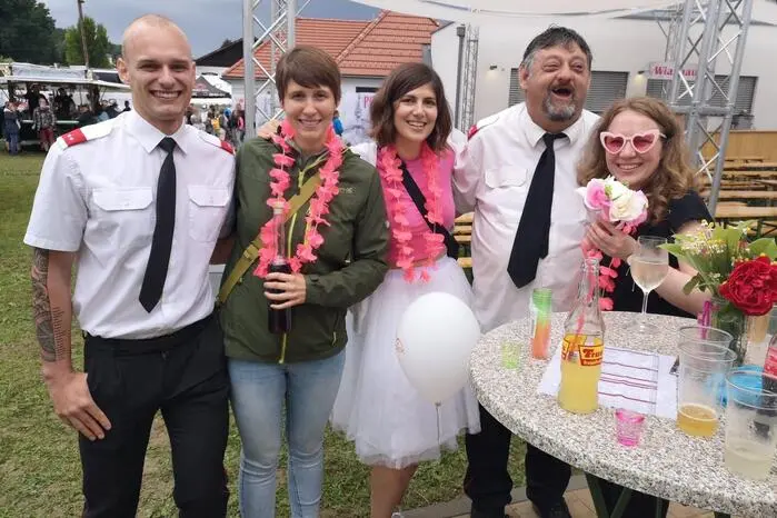 Nach dem Pfingstgottesdienst und Hochamt im „Dom zu Gnias“ verwandelte sich der Platz beim Feuerwehrhaus in ein großes Festgelände.