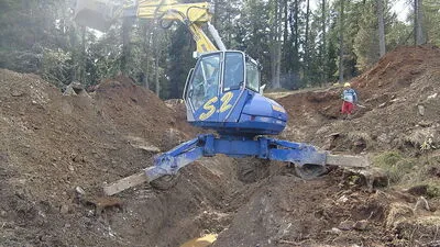 Derzeit wird auf Hochtouren gearbeitet - in teils sehr unwegsamen Gelände 
