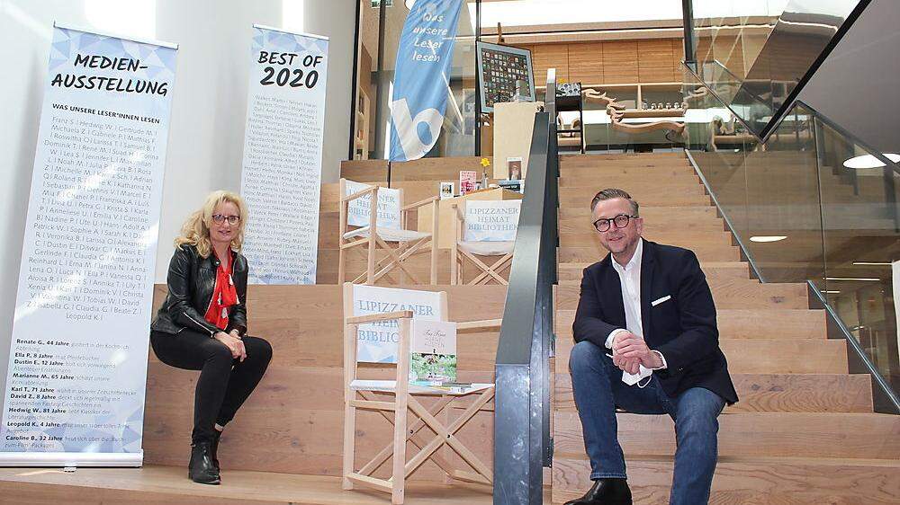 Leiterin Gabriele Gschiel und Bürgermeister Helmut Linhart auf dem frisch gestalteten Aufgang zur Bibliothek der Lipizzanerheimat in Köflach