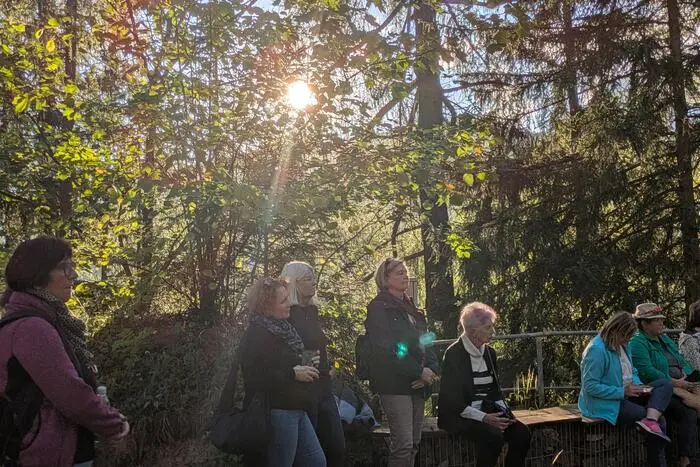 Auf Höhe der Bohrerschmiede angekommen, verband sich schließlich die Kriminalgeschichte „Veidinia und das Kreuz in der Walnuss“ von Nicole Doyle mit der Geschichte des Erzabbaus.