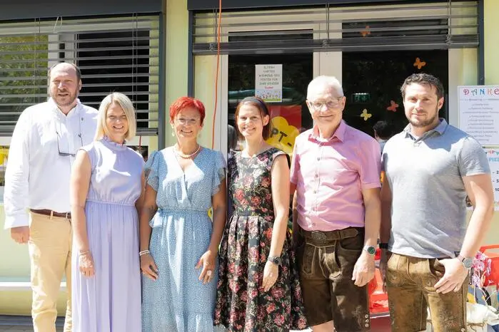 Darunter Bezirkshauptfrau von Hartberg-Fürstenfeld Kerstin Raith-Schweighofer (2. v. l.), Bürgermeister Thomas Teubl aus Kaindorf (links) und Bürgermeister Hermann Grassl aus Hartl (2. v. r.).