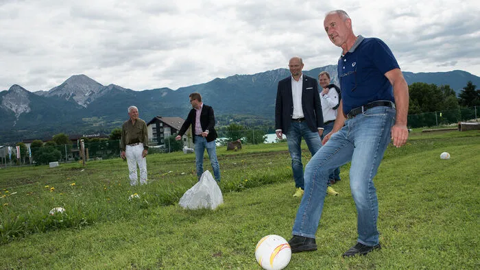 Touristiker Gerhard Stroitz versucht sich als "Fußball-Golfer"