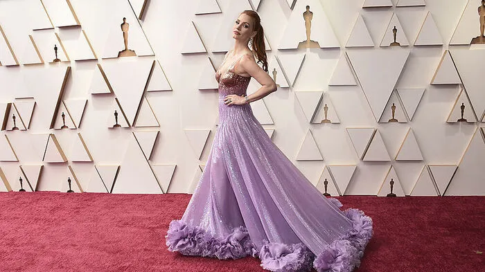 And the oscar for the best look goes to ... Jessica Chastain, die für "The Eyes of Tammy Faye" als beste Hauptdarstellerin nominiert war und auch ausgezeichnet wurde. Sie kam in großer, glitzernder Robe von Gucci.