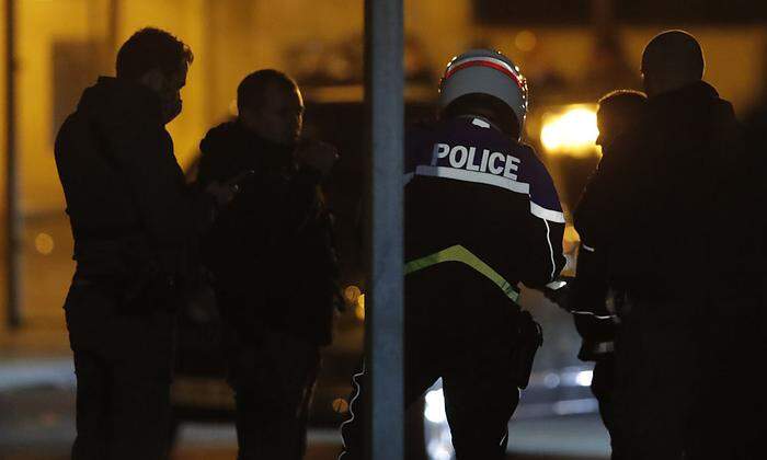 Polizisten am Tatort in  Conflans-Sainte-Honorine